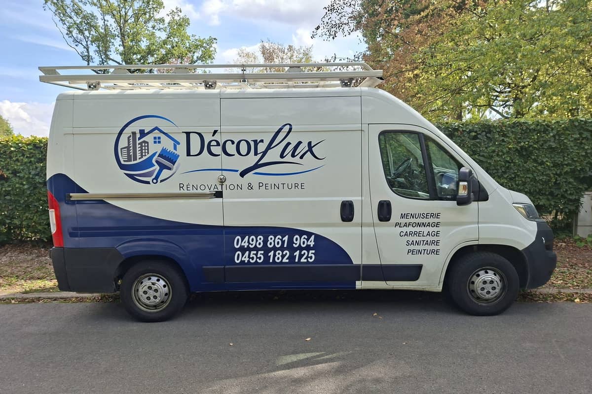 Camion DECOR-LUX aux couleurs de l'entreprise, prêt à partir en chantier