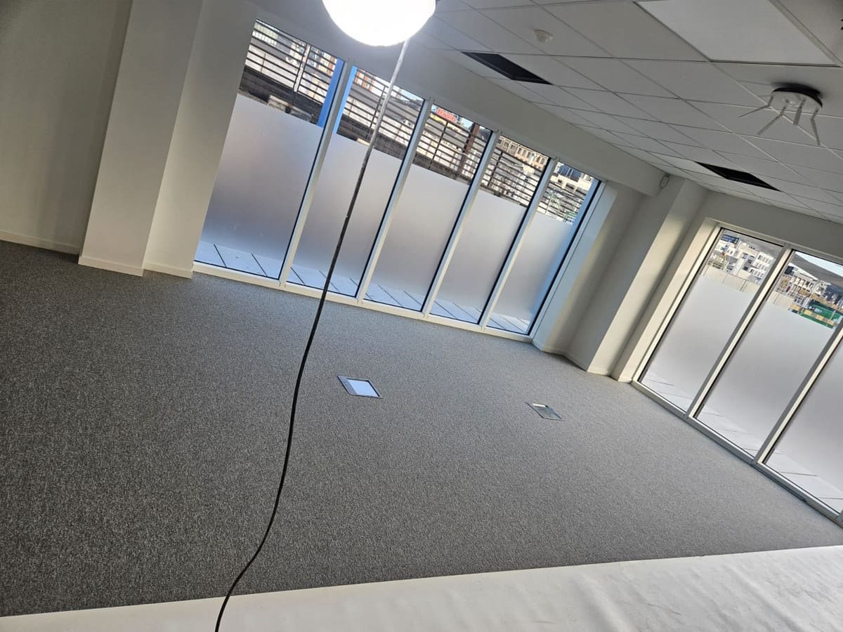 Plateau de bureaux livré : sol textile posé sur toute la surface, boîtes de sol encastrées, faux plafond et allèges peintes