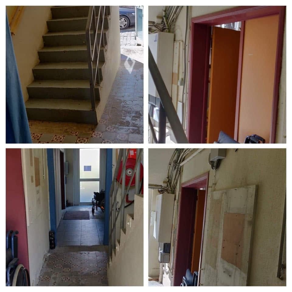 Le même hall d'immeuble avant travaux : peintures fatiguées, carrelage ancien, câblages apparents et encadrements abîmés