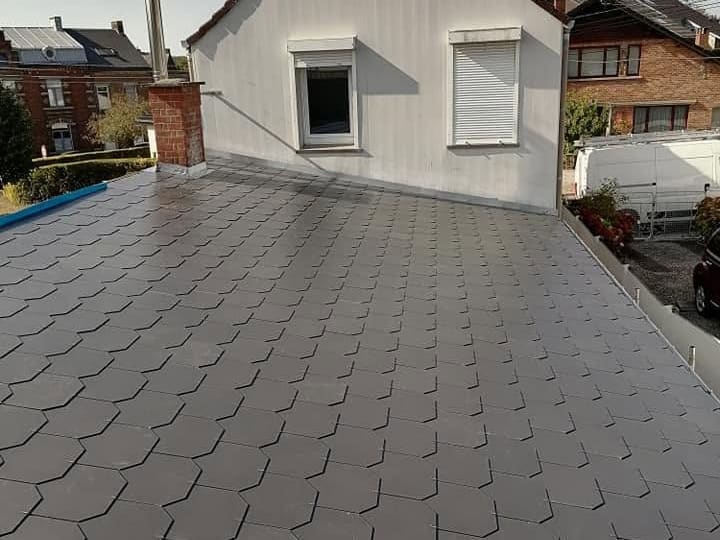 Toiture terminée en ardoises posées en écaille sur toute la surface, jusqu'au pignon enduit