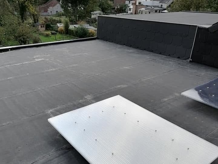 Toiture plate refaite : membrane d'étanchéité posée et soudée sur toute la surface, relevés en périphérie et acrotère habillé