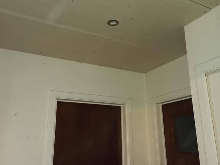 Le même faux plafond refermé en plaques et vissé, retombée dessinée et spot encastré en place, avant enduit